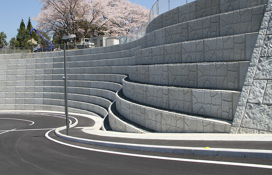 生コンプラントでミキサー車に生コンクリートを積み込む作業風景