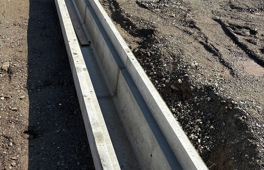 生コンプラントでミキサー車に生コンクリートを積み込む作業風景