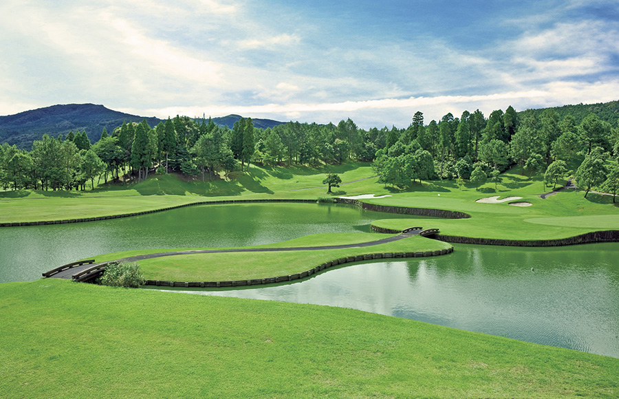 生コンプラントでミキサー車に生コンクリートを積み込む作業風景
