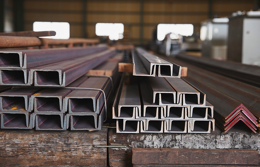 生コンプラントでミキサー車に生コンクリートを積み込む作業風景