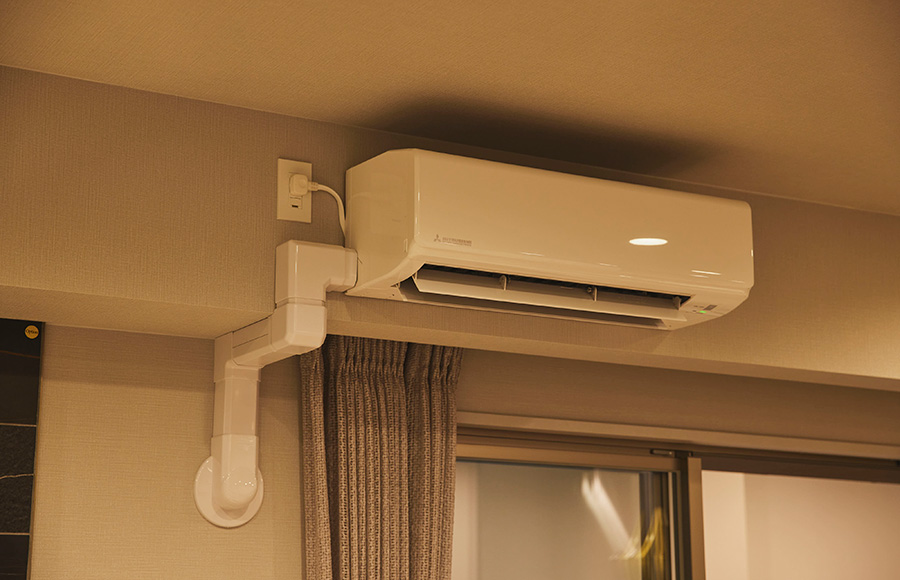 生コンプラントでミキサー車に生コンクリートを積み込む作業風景