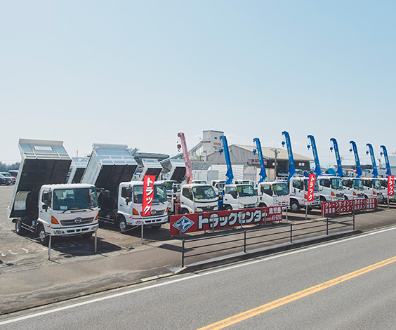 多数の中古トラックが展示されている様子